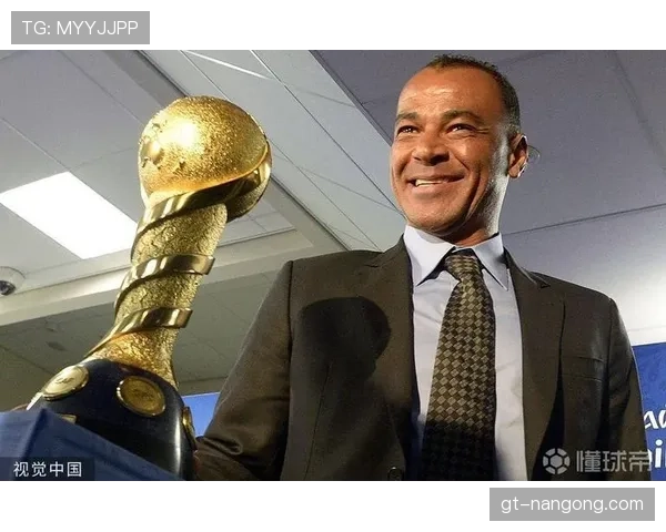 在控球体系下阿尔维斯与卡福侧翼推进出现分散趋势