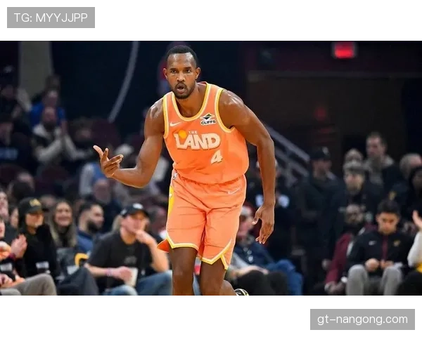 埃文·莫布里利用高效无球跑动拉开防守空间提升内线得分能力