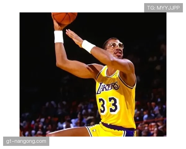 张伯伦低位单打与进攻篮板力压贾巴尔得分效率