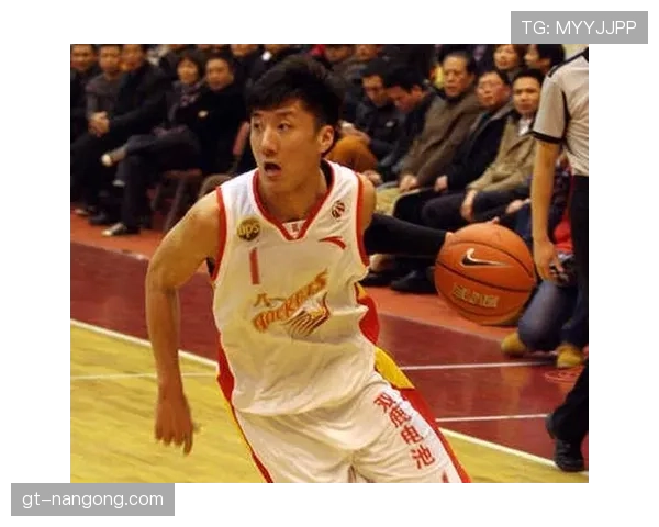 无球跑位牵制对位后卫，替补三分效率高于首发