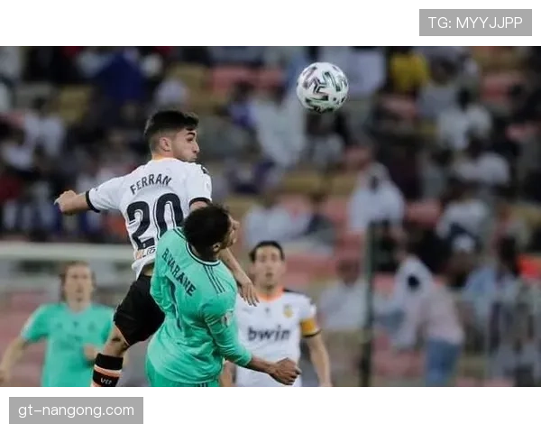 维尼修斯与萨卡：边路爆点分化，前者更倚重反击推进，后者趋向控球渗透