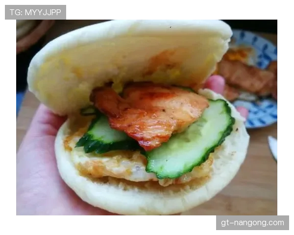 谌利军家的冰箱里只有鸡胸肉和水，连儿子想吃冰淇淋都得偷偷藏超市小票